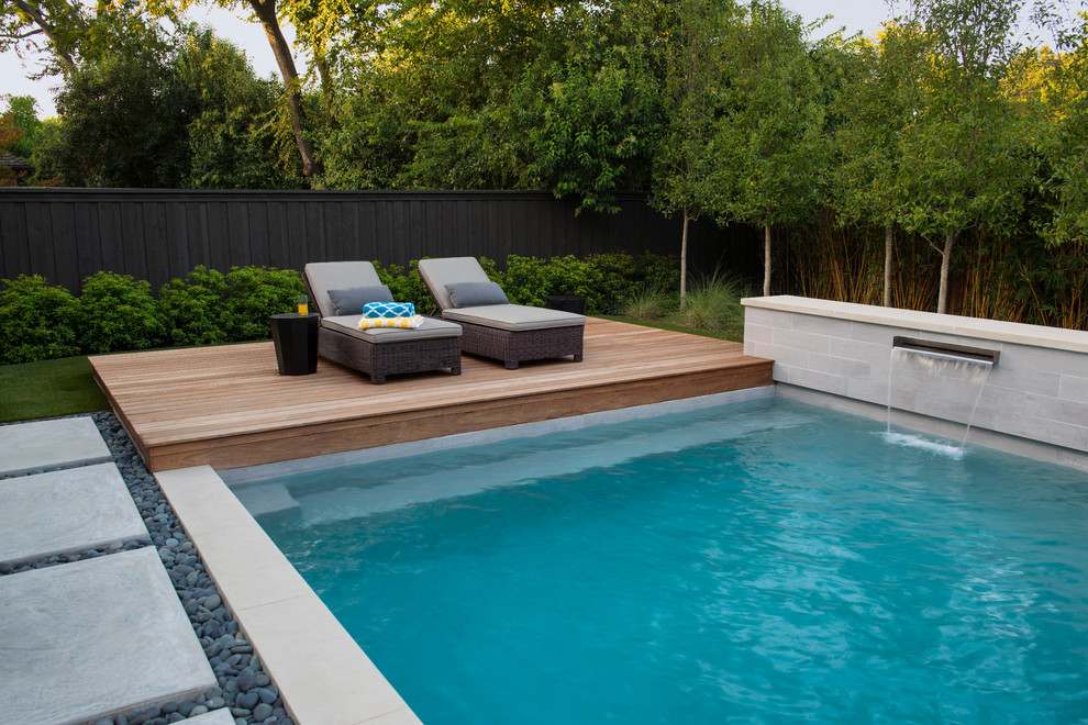 Foto di una piscina monocorsia moderna personalizzata di medie dimensioni e dietro casa con una vasca idromassaggio e lastre di cemento