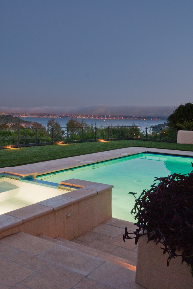 На фото: прямоугольный бассейн в средиземноморском стиле с джакузи с