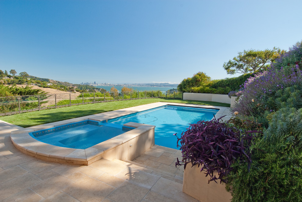 Idée de décoration pour une piscine méditerranéenne avec des pavés en pierre naturelle.