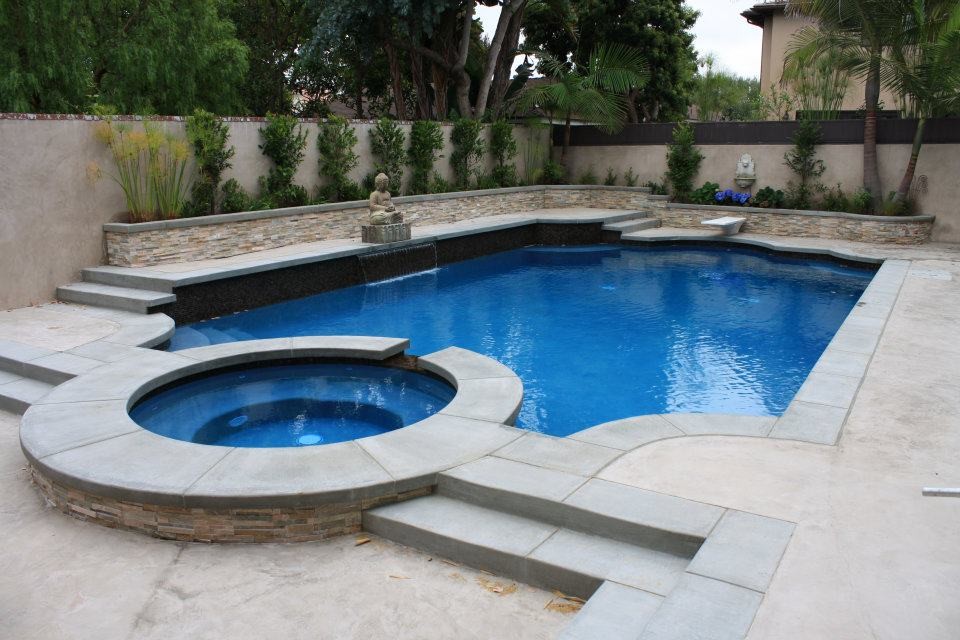 Свежая идея для дизайна: большой спортивный, прямоугольный бассейн на заднем дворе в восточном стиле с джакузи и покрытием из каменной брусчатки - отличное фото интерьера