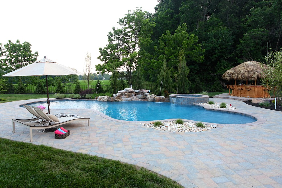 Idee per una piscina tradizionale personalizzata di medie dimensioni e dietro casa con una dépendance a bordo piscina e pavimentazioni in cemento