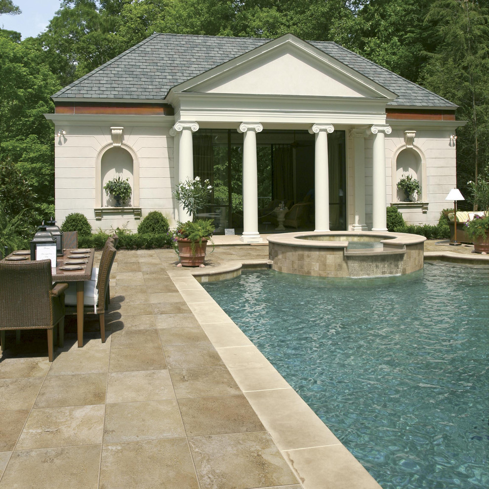 Modelo de casa de la piscina y piscina alargada mediterránea grande rectangular en patio trasero con suelo de baldosas