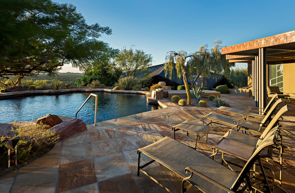Modelo de piscina de estilo americano a medida en patio trasero con adoquines de piedra natural