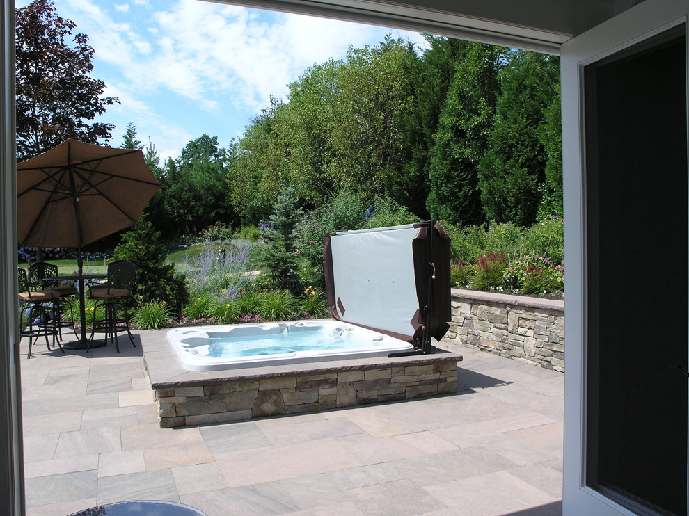 Стильный дизайн: большой прямоугольный бассейн на заднем дворе в стиле неоклассика (современная классика) с джакузи и мощением тротуарной плиткой - последний тренд