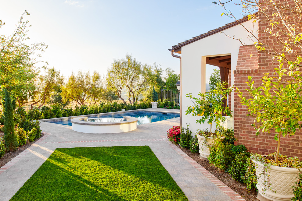 Foto di una piscina monocorsia classica rettangolare di medie dimensioni e dietro casa