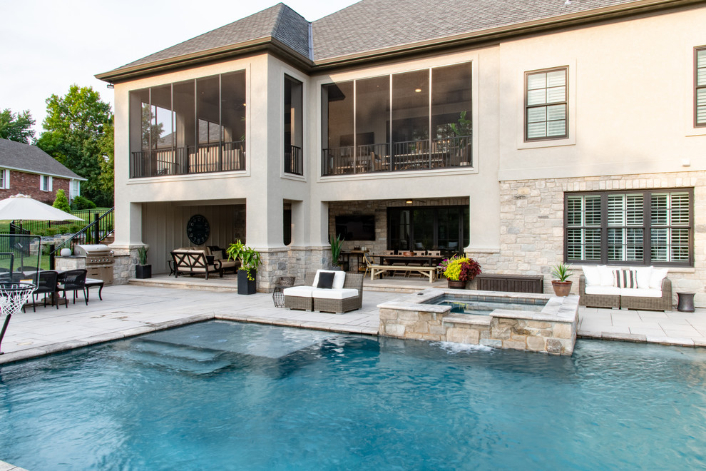 Großer Klassischer Pool hinter dem Haus in individueller Form in St. Louis