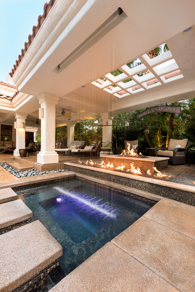 Foto de piscina con fuente alargada clásica renovada grande rectangular en patio trasero con entablado