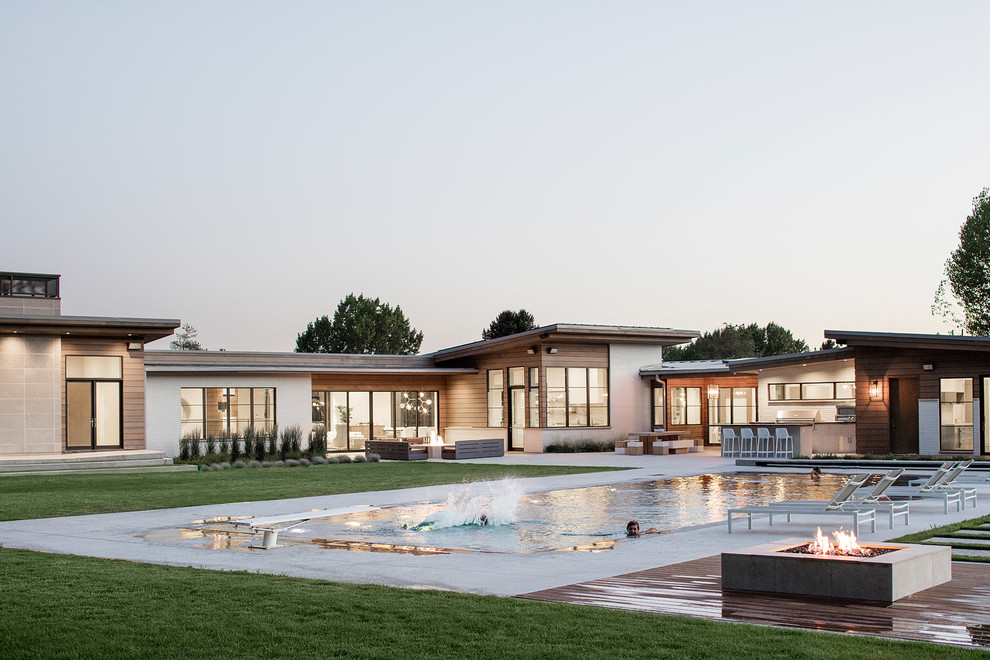 Imagen de piscina contemporánea rectangular en patio trasero