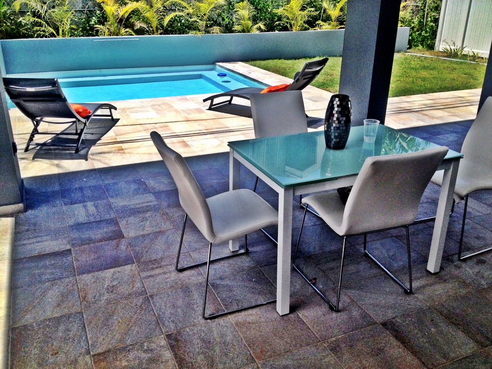 Diseño de casa de la piscina y piscina natural minimalista de tamaño medio rectangular en patio trasero con suelo de baldosas