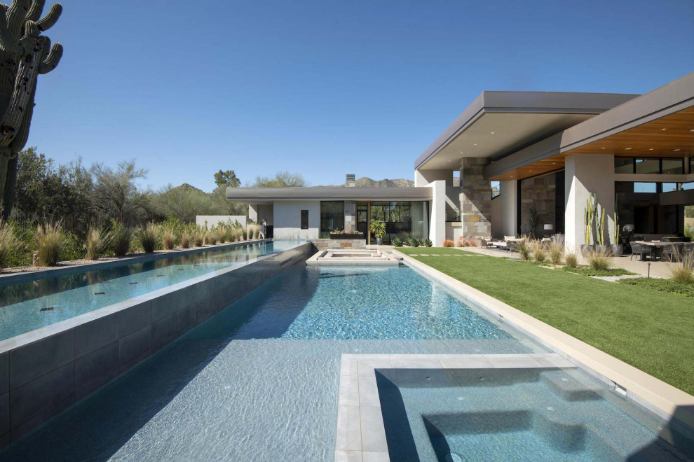 Geräumiger Moderner Pool hinter dem Haus in rechteckiger Form in Phoenix