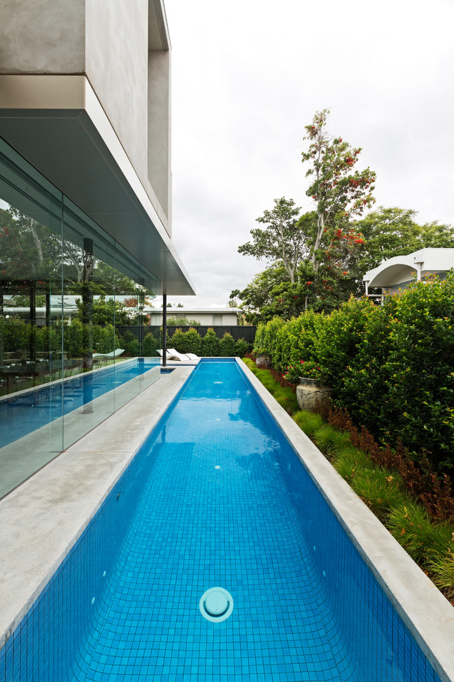 Réalisation d'un couloir de nage arrière design de taille moyenne et rectangle avec un bain bouillonnant.