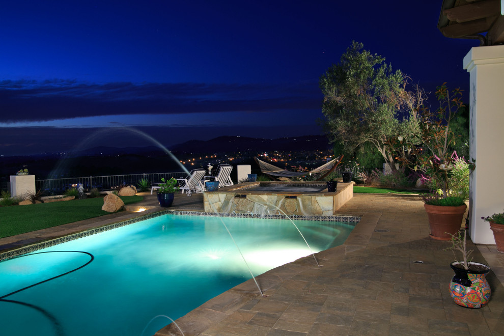 Großes Mediterranes Sportbecken hinter dem Haus in rechteckiger Form mit Pool-Gartenbau und Betonboden in San Diego