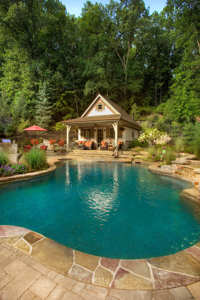 Пример оригинального дизайна: естественный бассейн среднего размера, произвольной формы на боковом дворе в стиле кантри с домиком у бассейна и мощением клинкерной брусчаткой