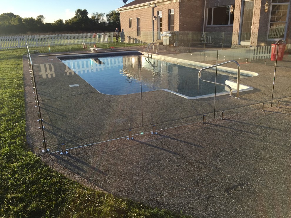 Idée de décoration pour une grande piscine design.