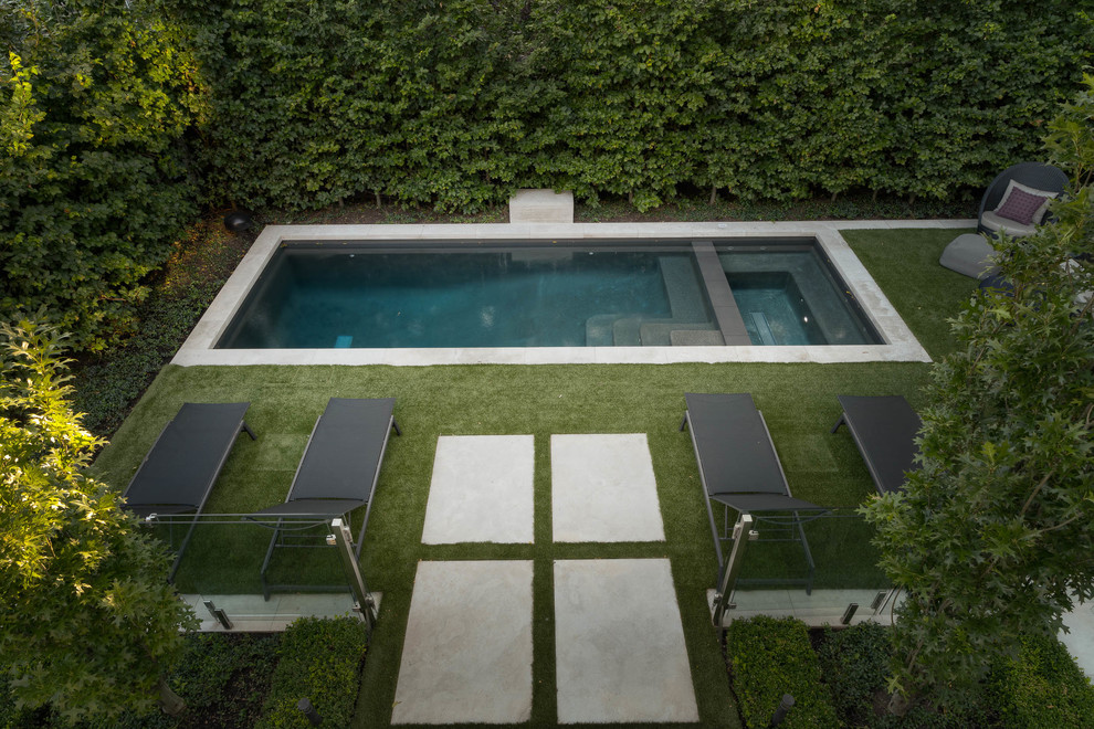 Idées déco pour une piscine arrière classique de taille moyenne et rectangle avec des pavés en pierre naturelle.