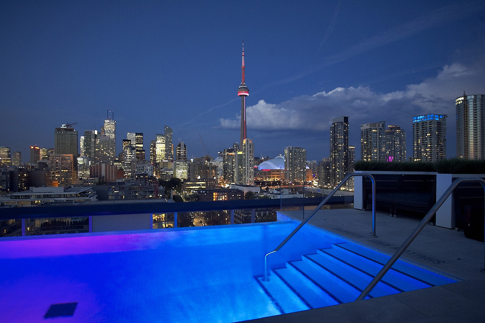 Moderner Pool auf dem Dach in Toronto
