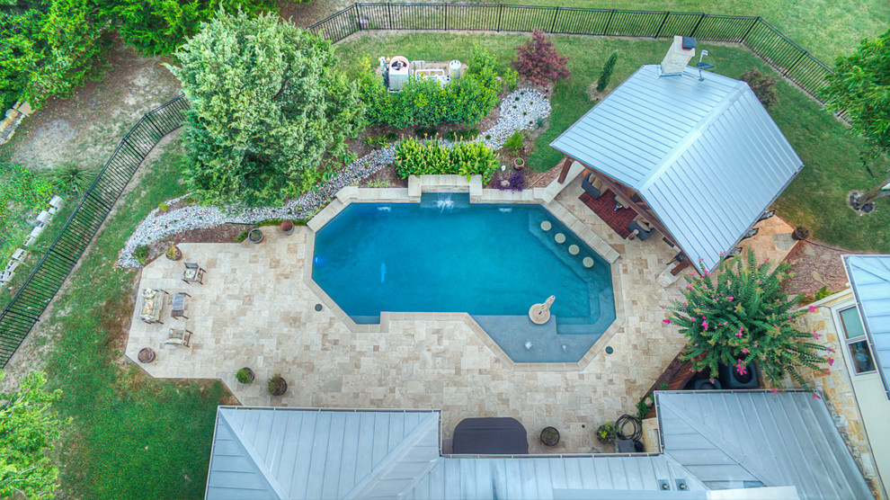 Foto di una grande piscina chic personalizzata dietro casa con fontane e piastrelle