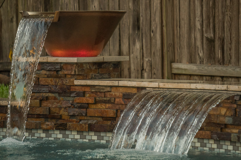 Foto di una piscina minimal personalizzata di medie dimensioni e dietro casa con fontane e piastrelle