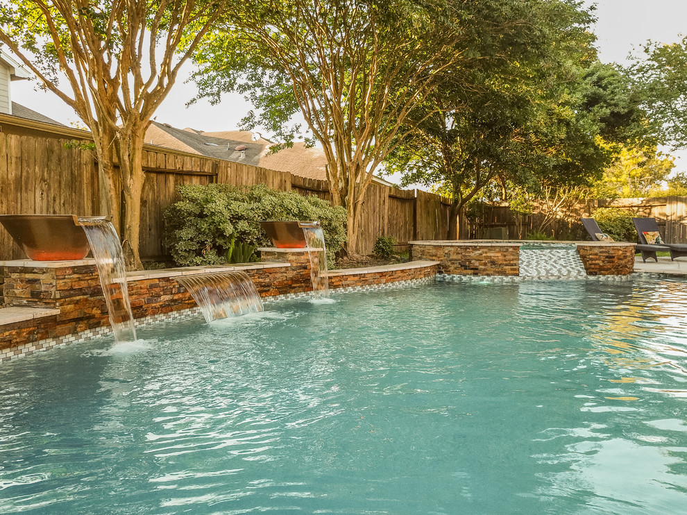 Mittelgroßer, Gefliester Moderner Pool hinter dem Haus in individueller Form mit Wasserspiel in Houston