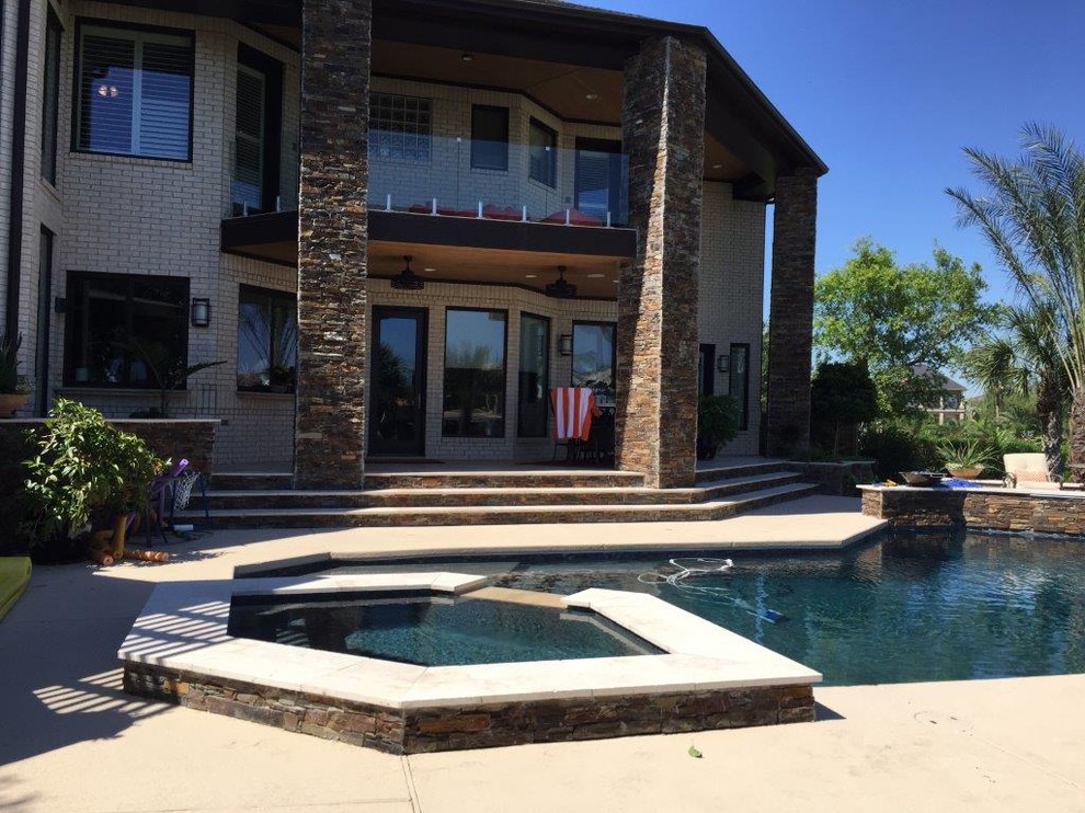 Foto de piscina actual a medida en patio trasero con entablado