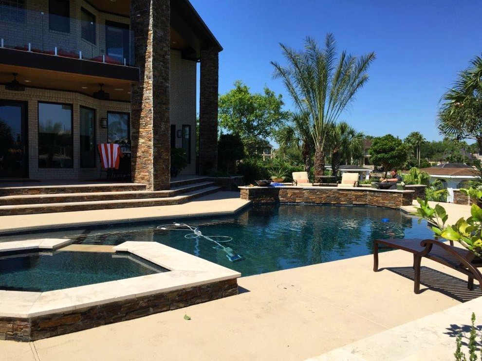 Moderner Pool hinter dem Haus in individueller Form mit Dielen in Houston