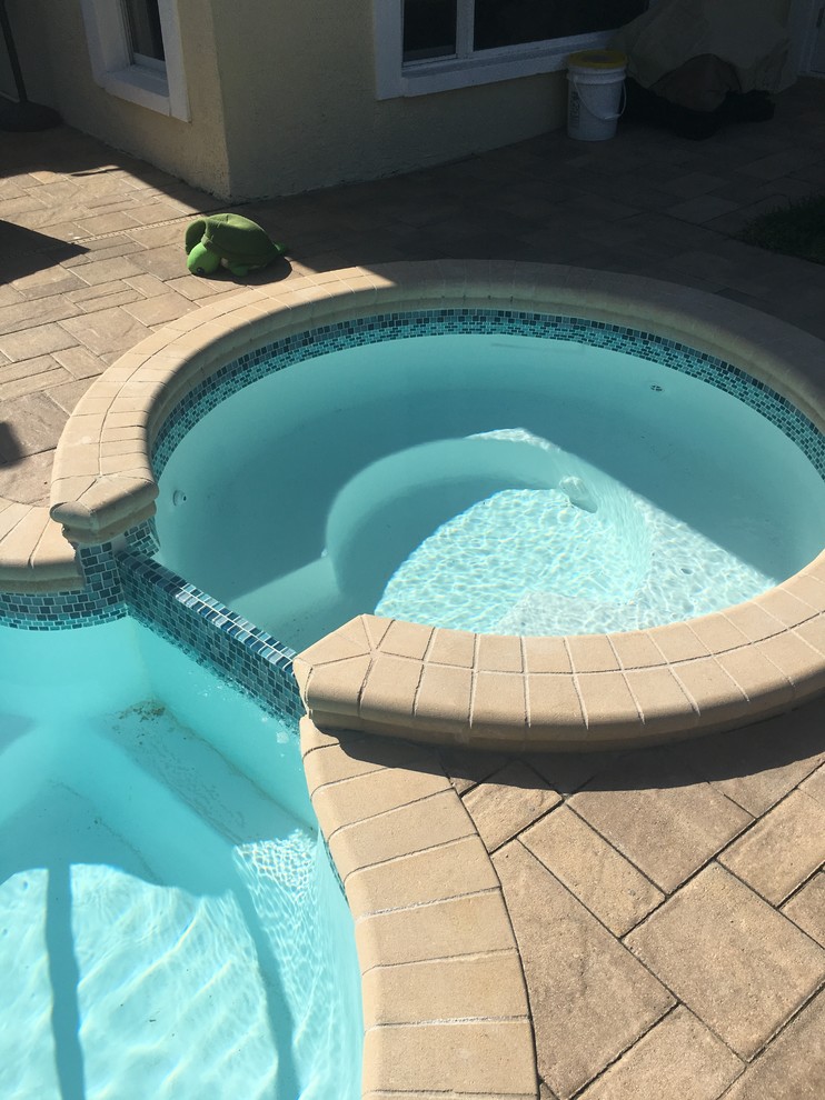 Пример оригинального дизайна: маленький спортивный бассейн в форме фасоли на заднем дворе в морском стиле с джакузи и мощением клинкерной брусчаткой для на участке и в саду