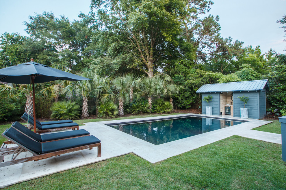 Источник вдохновения для домашнего уюта: спортивный, прямоугольный бассейн на заднем дворе в морском стиле с домиком у бассейна и мощением тротуарной плиткой