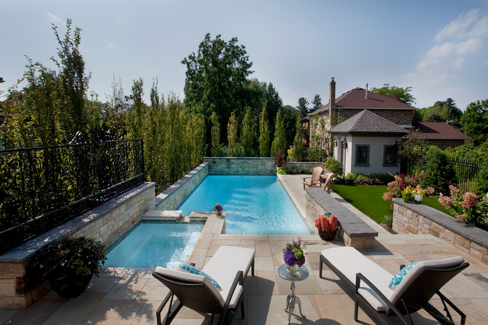 Idée de décoration pour une piscine design de taille moyenne et rectangle avec des pavés en pierre naturelle et un bain bouillonnant.