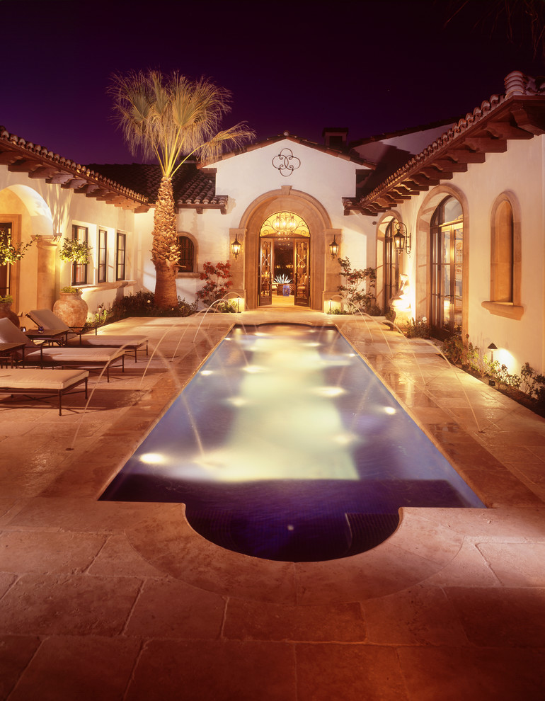 Idee per una piscina monocorsia minimalista rettangolare di medie dimensioni e in cortile con fontane e pavimentazioni in pietra naturale