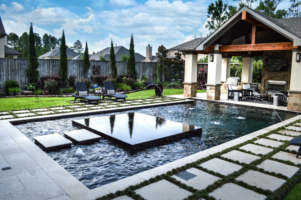 На фото: большой бассейн произвольной формы на заднем дворе в классическом стиле с домиком у бассейна и покрытием из каменной брусчатки с