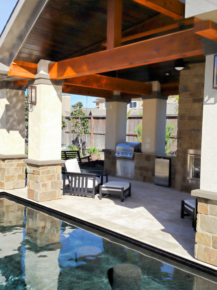 Inspiration för en stor vintage anpassad pool på baksidan av huset, med poolhus och naturstensplattor