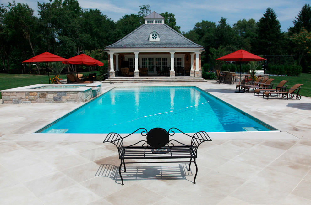 Пример оригинального дизайна: большой прямоугольный, спортивный бассейн на заднем дворе в стиле неоклассика (современная классика) с домиком у бассейна и покрытием из плитки