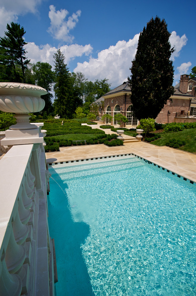 Diseño de piscina con fuente tradicional extra grande rectangular en patio trasero con entablado