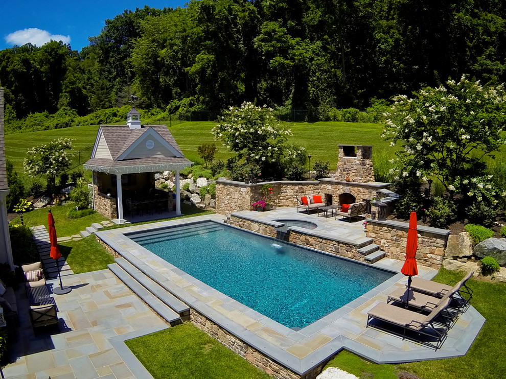 Стильный дизайн: большой прямоугольный бассейн на заднем дворе в классическом стиле с джакузи и настилом - последний тренд