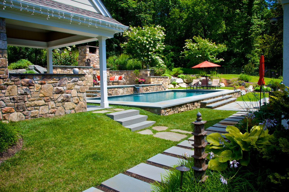 Свежая идея для дизайна: большой прямоугольный бассейн на заднем дворе в классическом стиле с домиком у бассейна и настилом - отличное фото интерьера