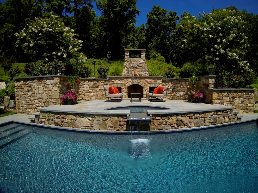 Foto på en stor vintage pool på baksidan av huset, med spabad och trädäck