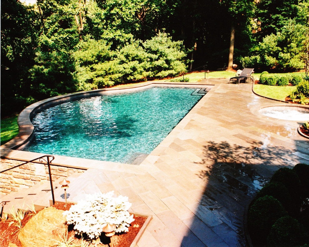 Источник вдохновения для домашнего уюта: большой бассейн произвольной формы на заднем дворе в классическом стиле с покрытием из каменной брусчатки