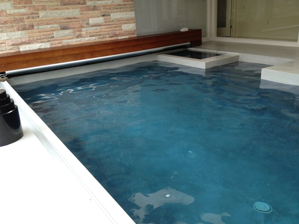 Aménagement d'une petite piscine intérieure moderne rectangle avec du carrelage.