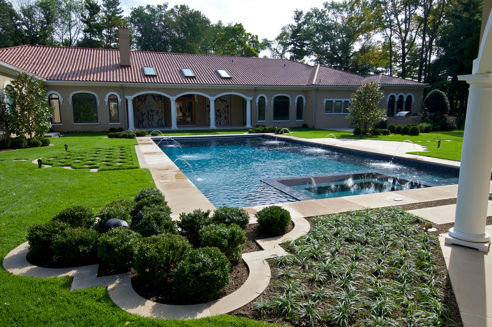 Идея дизайна: большой спортивный, прямоугольный бассейн на заднем дворе в классическом стиле с домиком у бассейна и покрытием из каменной брусчатки
