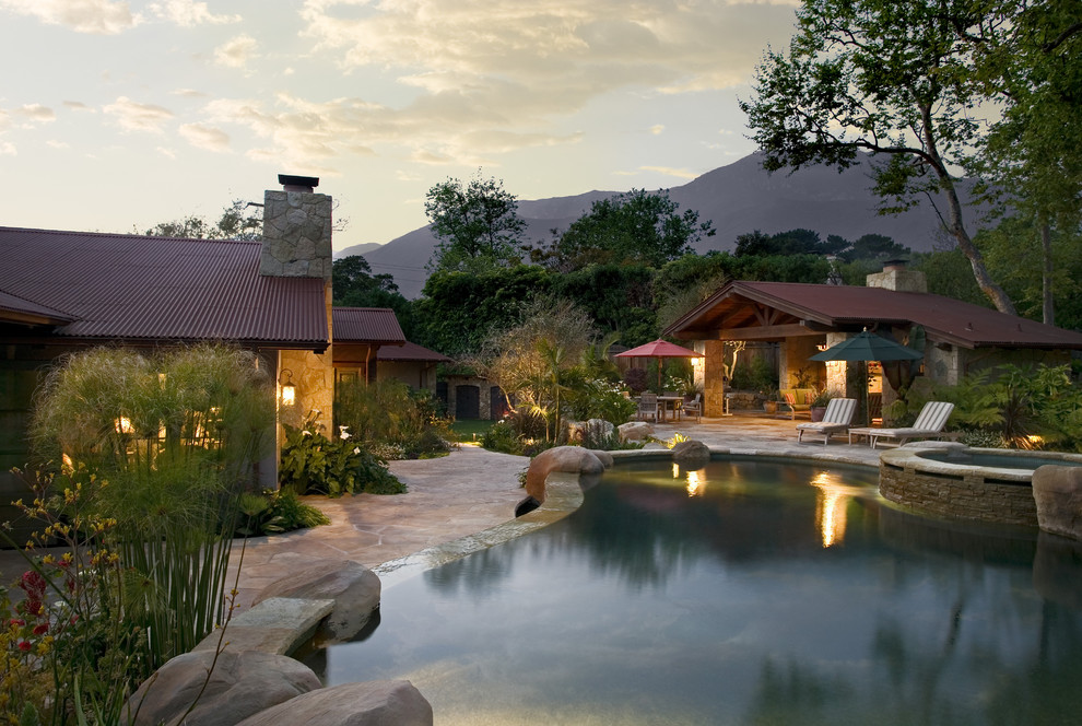 Diseño de casa de la piscina y piscina tradicional con adoquines de piedra natural