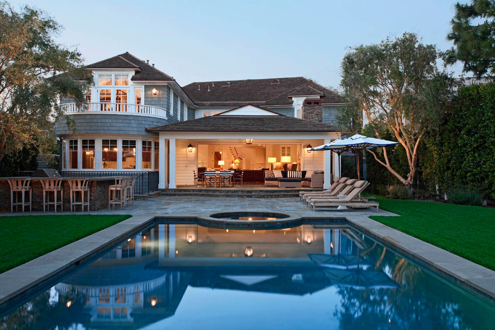 Großer Klassischer Pool hinter dem Haus in rechteckiger Form mit Natursteinplatten in Orange County