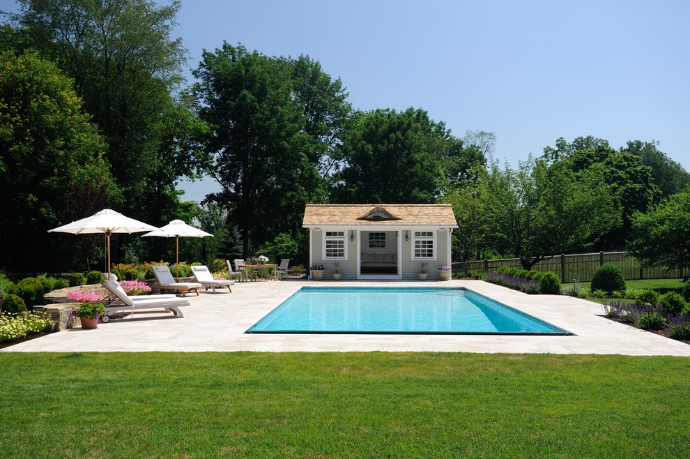 Aménagement d'une piscine arrière classique de taille moyenne et rectangle avec des pavés en béton.