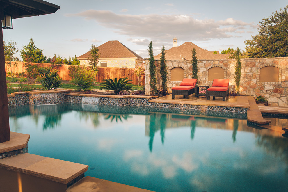 Idee per una grande piscina monocorsia classica personalizzata dietro casa con una dépendance a bordo piscina e pavimentazioni in pietra naturale