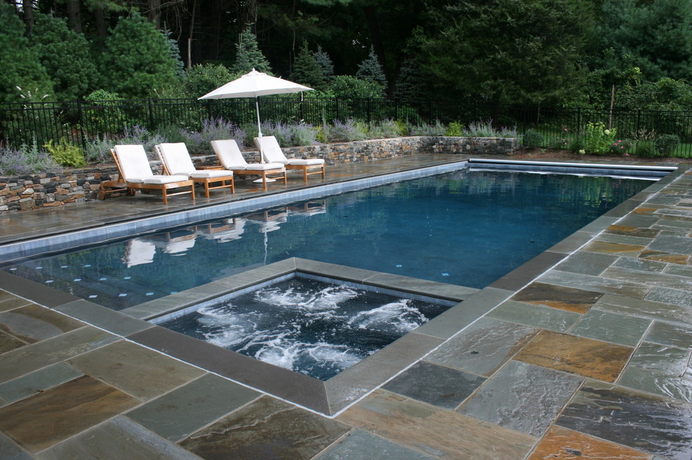 Idéer för att renovera en vintage rektangulär pool, med naturstensplattor