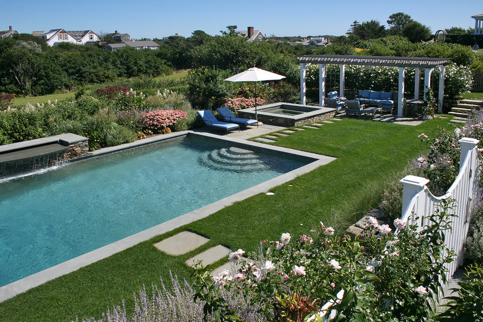 Foto de piscinas y jacuzzis alargados clásicos renovados grandes rectangulares en patio trasero