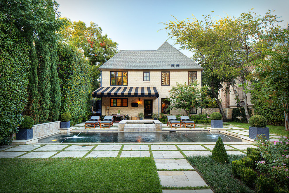 Источник вдохновения для домашнего уюта: большой прямоугольный бассейн на заднем дворе в классическом стиле с джакузи и мощением тротуарной плиткой