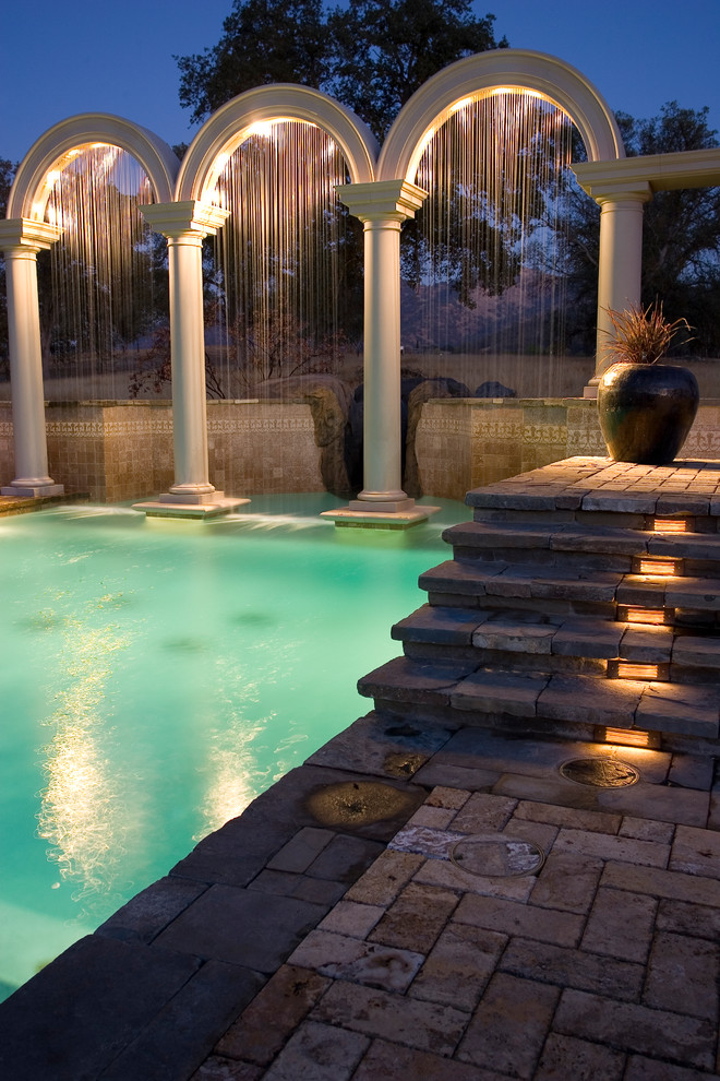 Foto di una piscina classica con pavimentazioni in mattoni