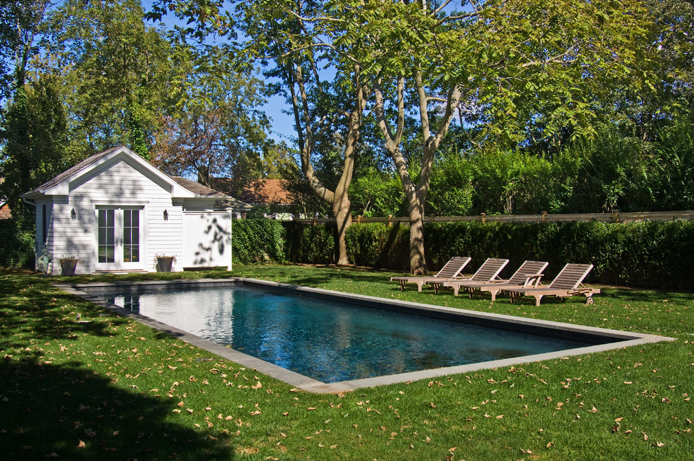 Foto de piscina clásica rectangular en patio trasero