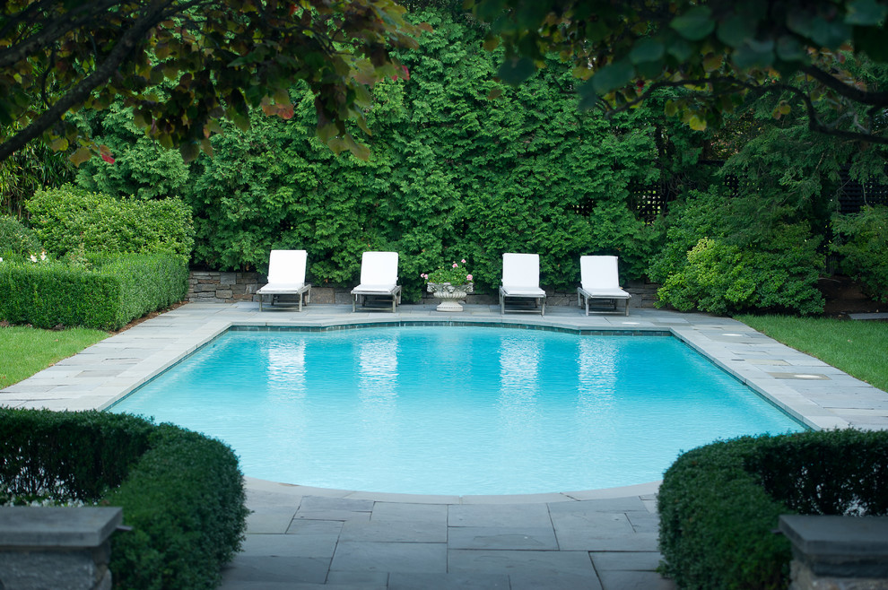 Exemple d'une piscine chic rectangle.