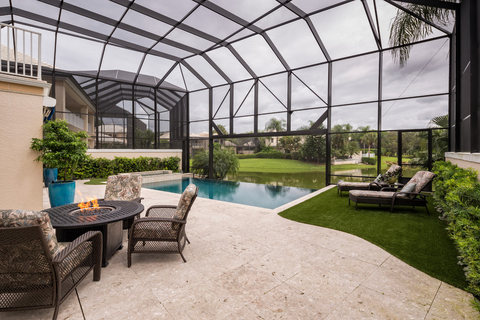 Klassischer Infinity-Pool hinter dem Haus in rechteckiger Form in Miami